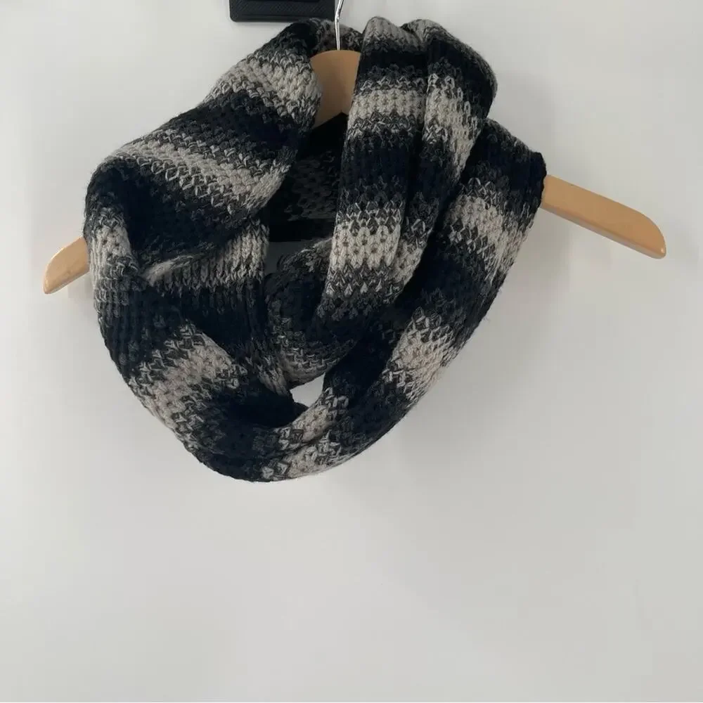CALVIN KLEIN Scarf Infinity Loop Knit Yarn Winter Fall One Size Gray Black NWT